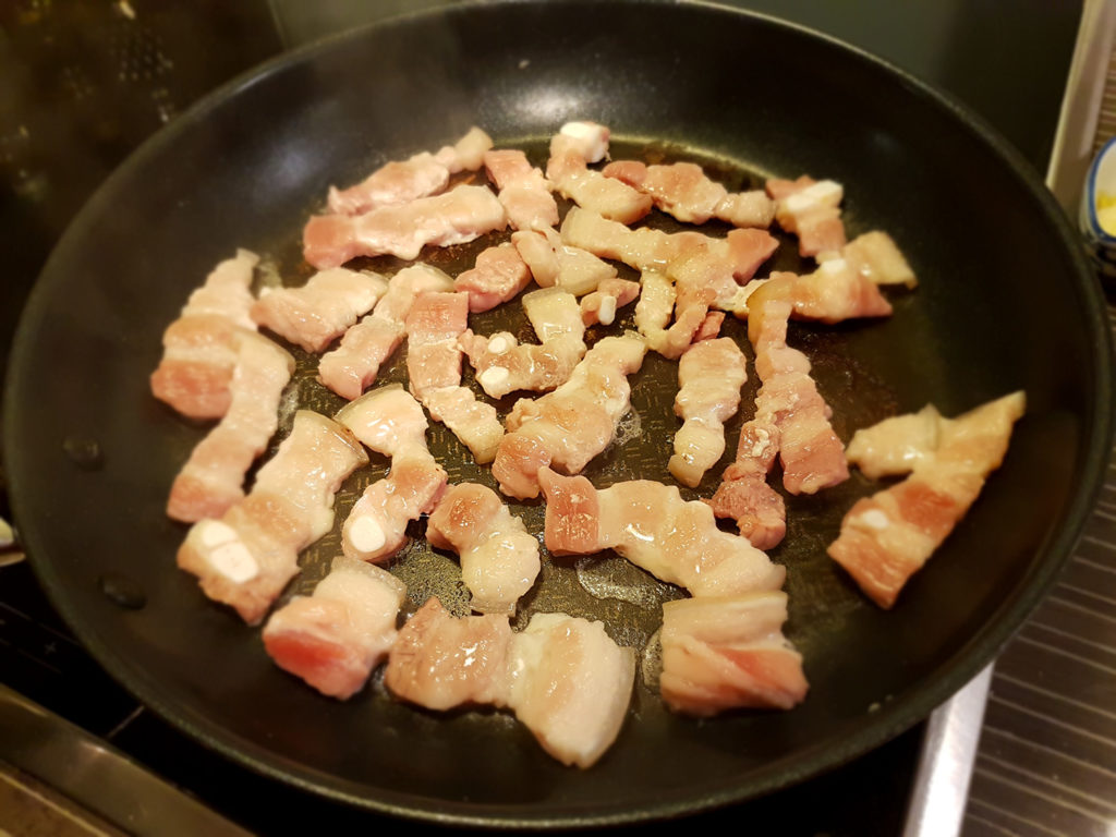Skjær bacon i små biter, stek i pannen, og legg det tilside.