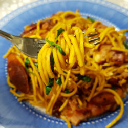 Stekt spaghetti med bacon, pølse og basilikum